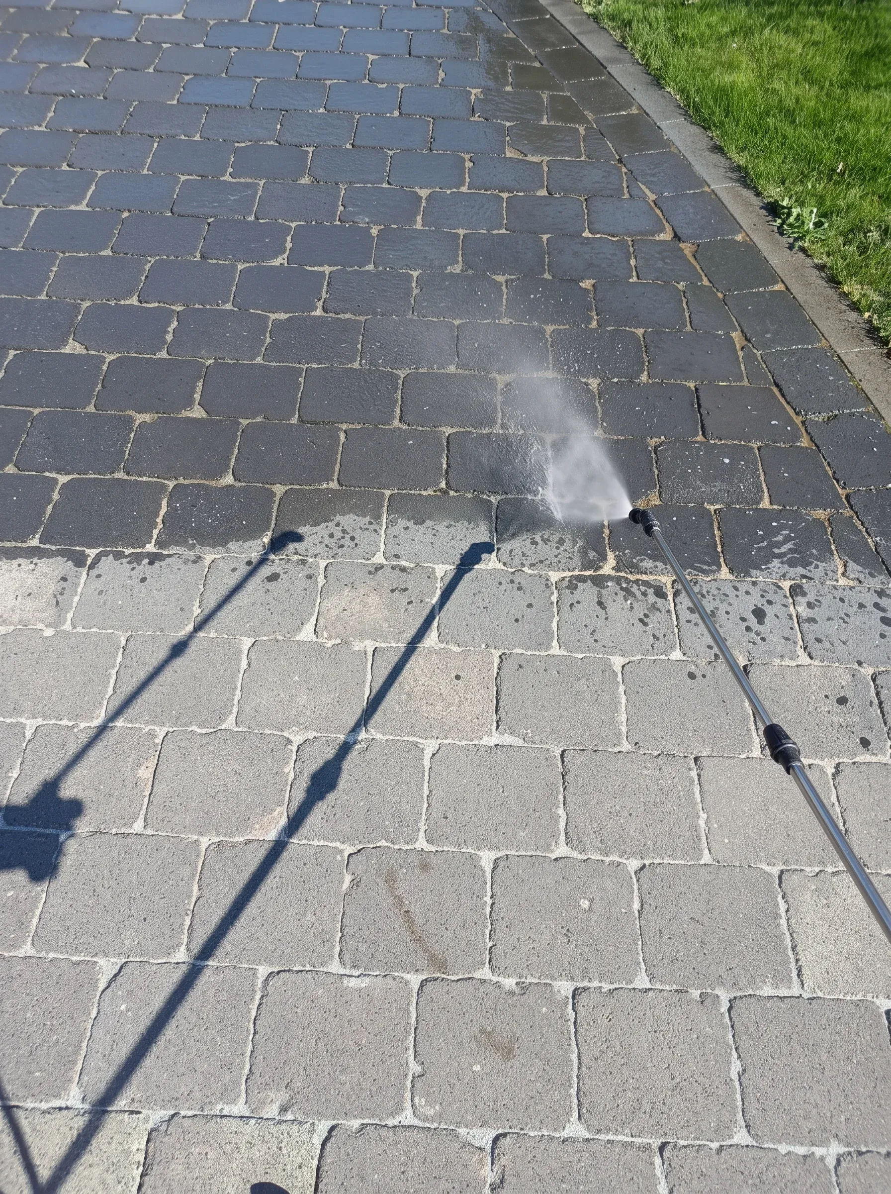 Mycie kostki brukowej za pomocą profesjonalnego sprzętu, intensywne usuwanie zabrudzeń